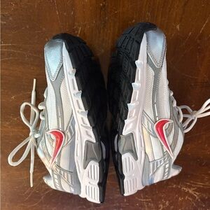 Nike women’s initiators running shoes Metallic Silver and Red Sneakers